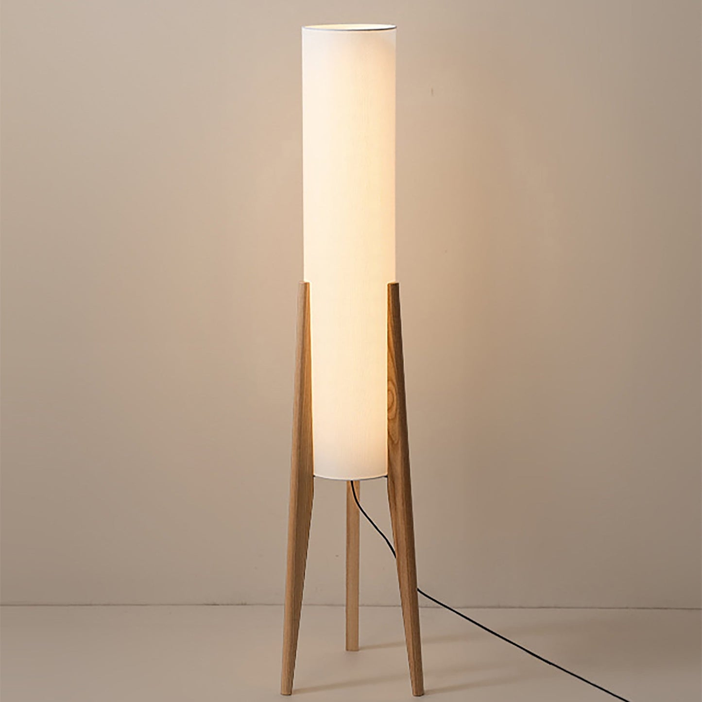 massief walnoothouten vloerlamp met decoratief ontwerp
