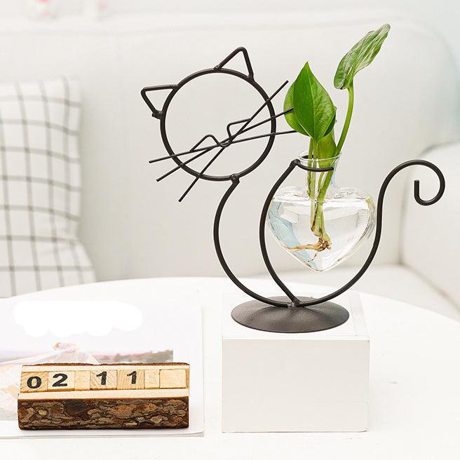 plantenbakje met kattenframe en hartvormige vaas