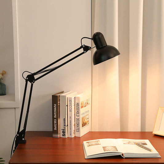 Verstelbare bureaulamp met tafelklem op een bureau