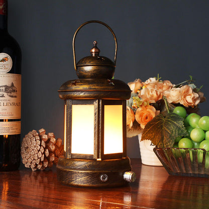Retro metalen led-tafellamp in lantaarnstijl op een tafel