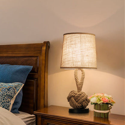 IJzeren tafellamp met decoratief henneptouw rond de voet