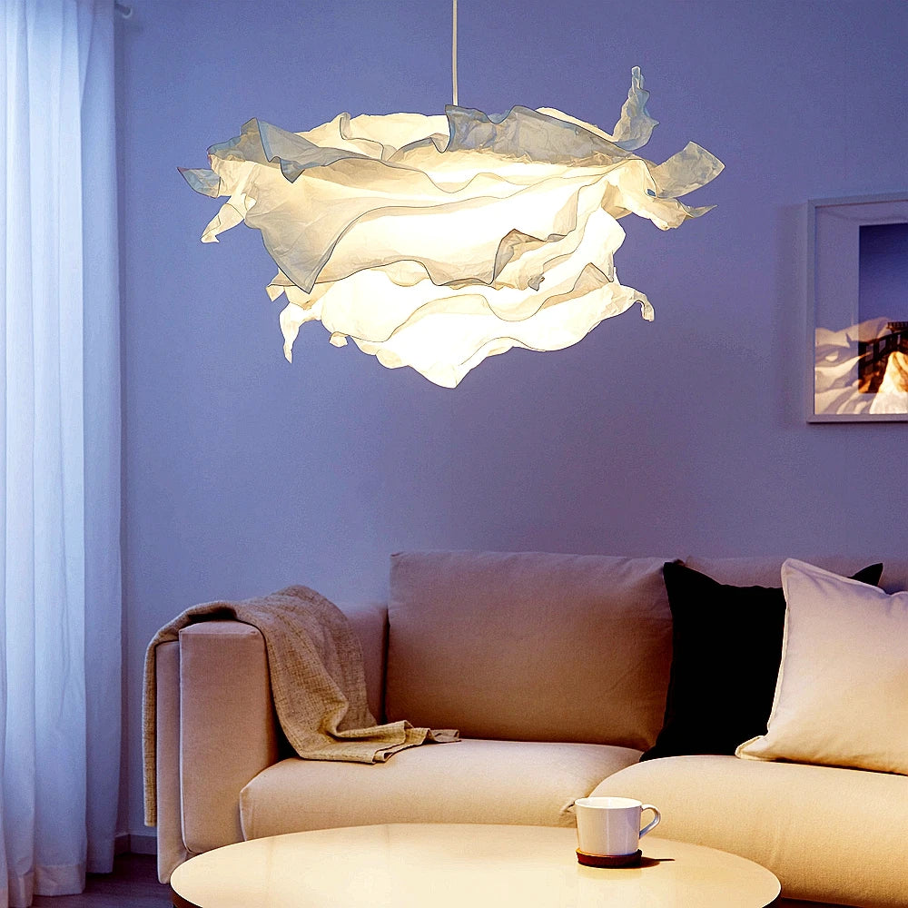 Papieren hanglamp in wolkvorm hangend aan het plafond in een lichte woonkamer