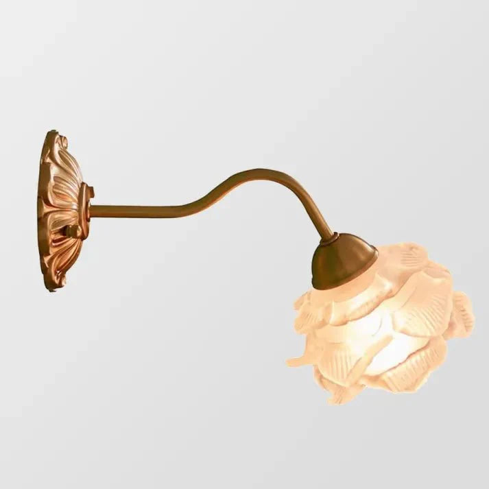 elegant vintage koperen bloemblad glazen wandlamp voor een warmere sfeer