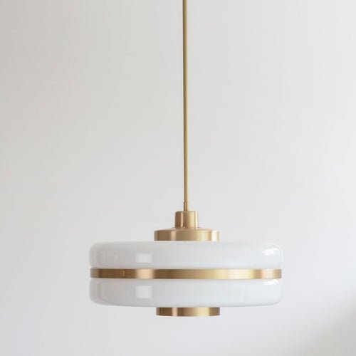 elegante scandinavische glazen hanglamp voor een luxe uitstraling