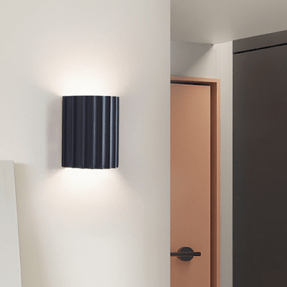 Stijlvol halfrond wandlamp van hars voor een moderne woonkamer