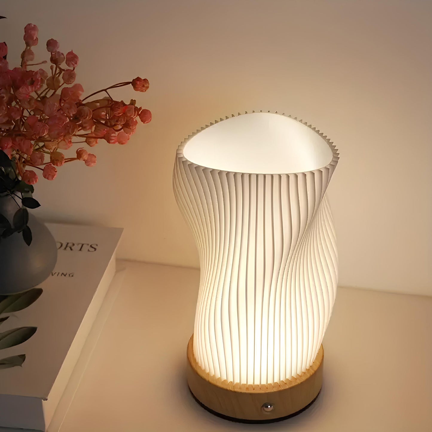 golfdesign tafellamp als moderne woonaccessoire in strak interieur