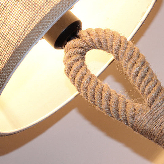 ronde tafellamp met henneptouwdetails en linnen lampenkap