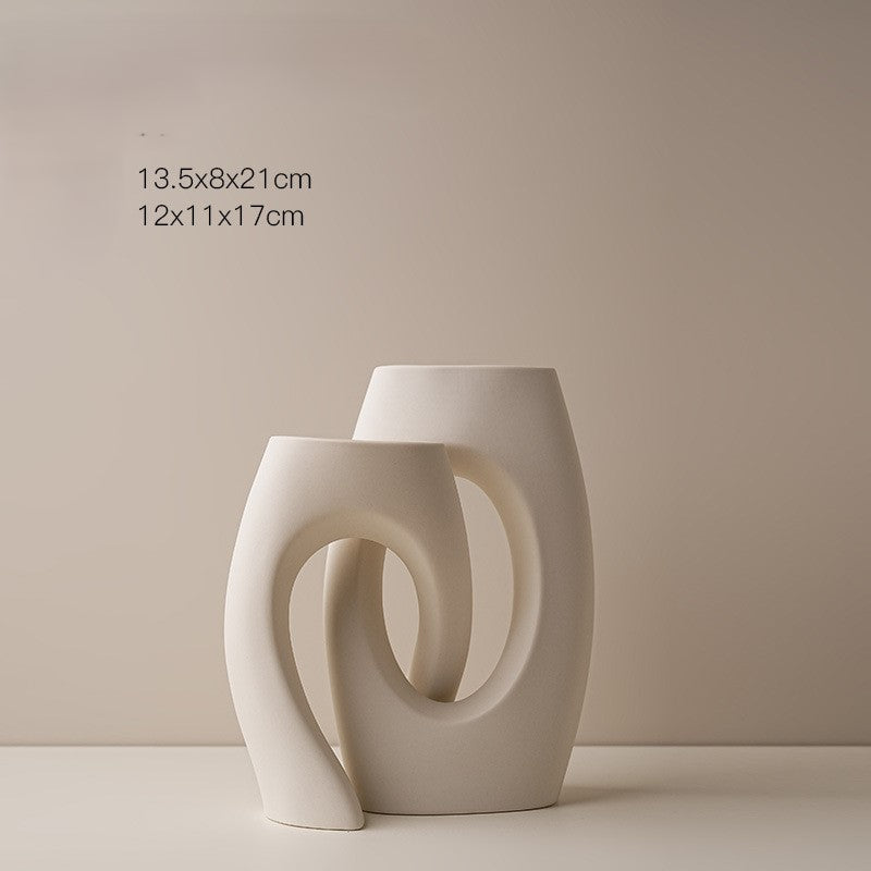 moderne keramische vaas met uitgesneden ontwerp – sculpturale vaas in wabi-sabi stijl
