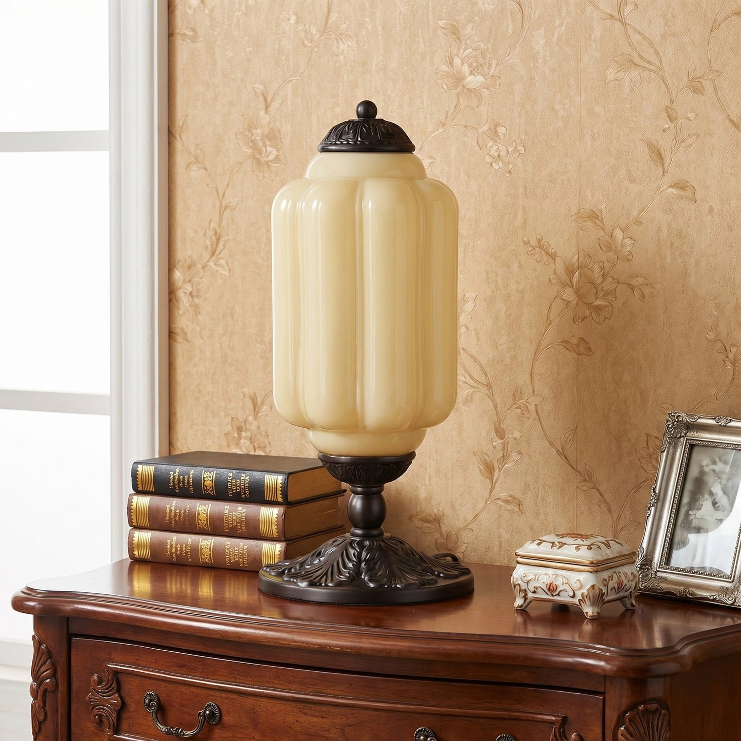 lumi eloise tafellamp in frans retro-stijl, crèmekleurig glas met structuur