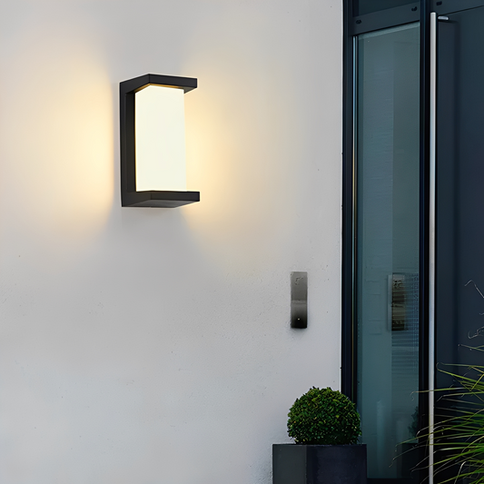 Aluminium buitenwandlamp met sensor gemonteerd aan een buitenmuur