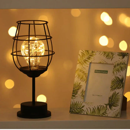 Elegante metalen tafellamp met LED-verlichting en strak modern ontwerp