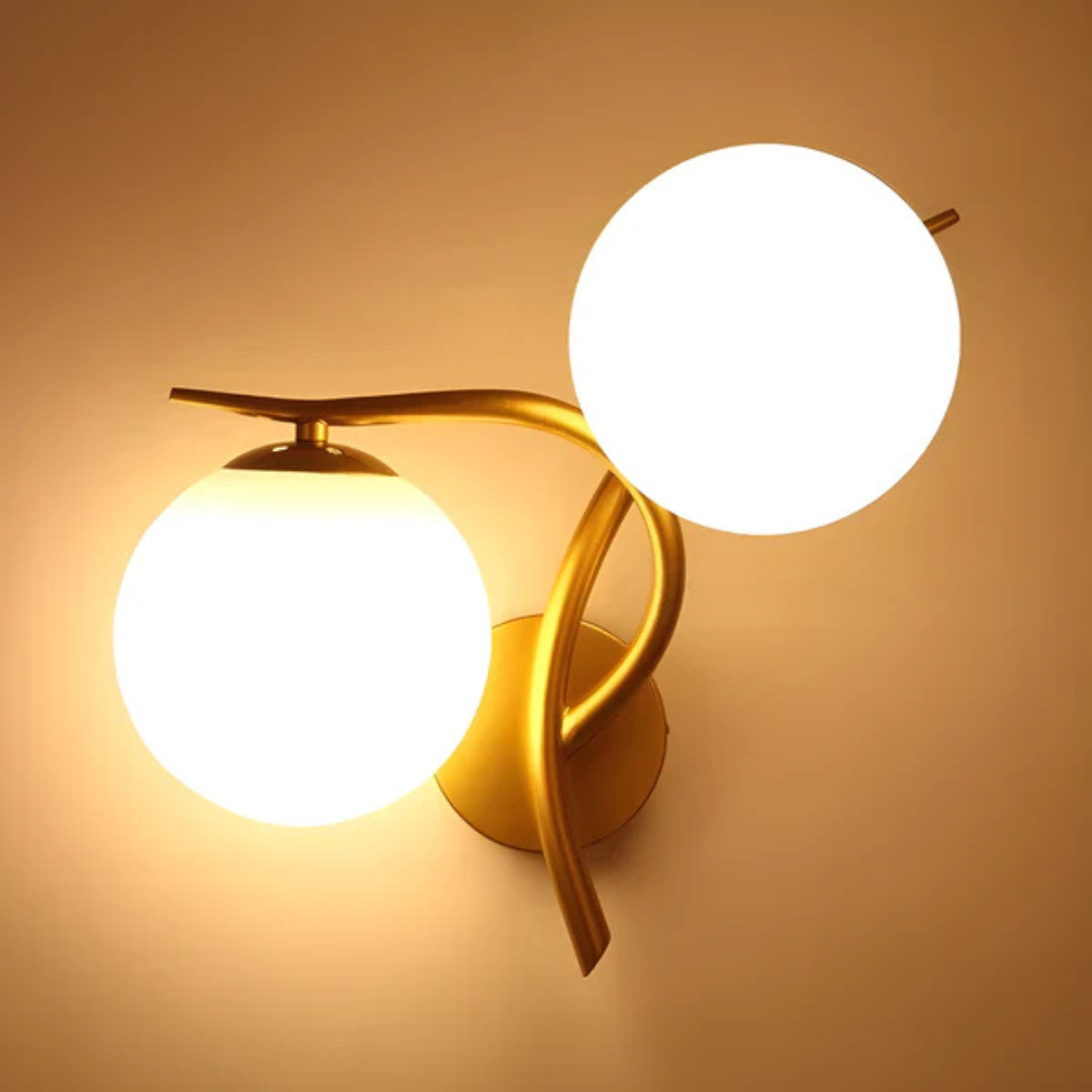 Scandinavische binnenlamp aan de muur in een hal