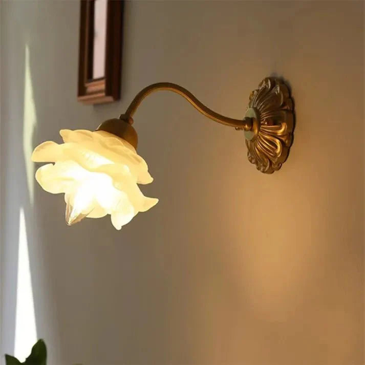 elegant vintage koperen bloemblad glazen wandlamp voor een warmere sfeer