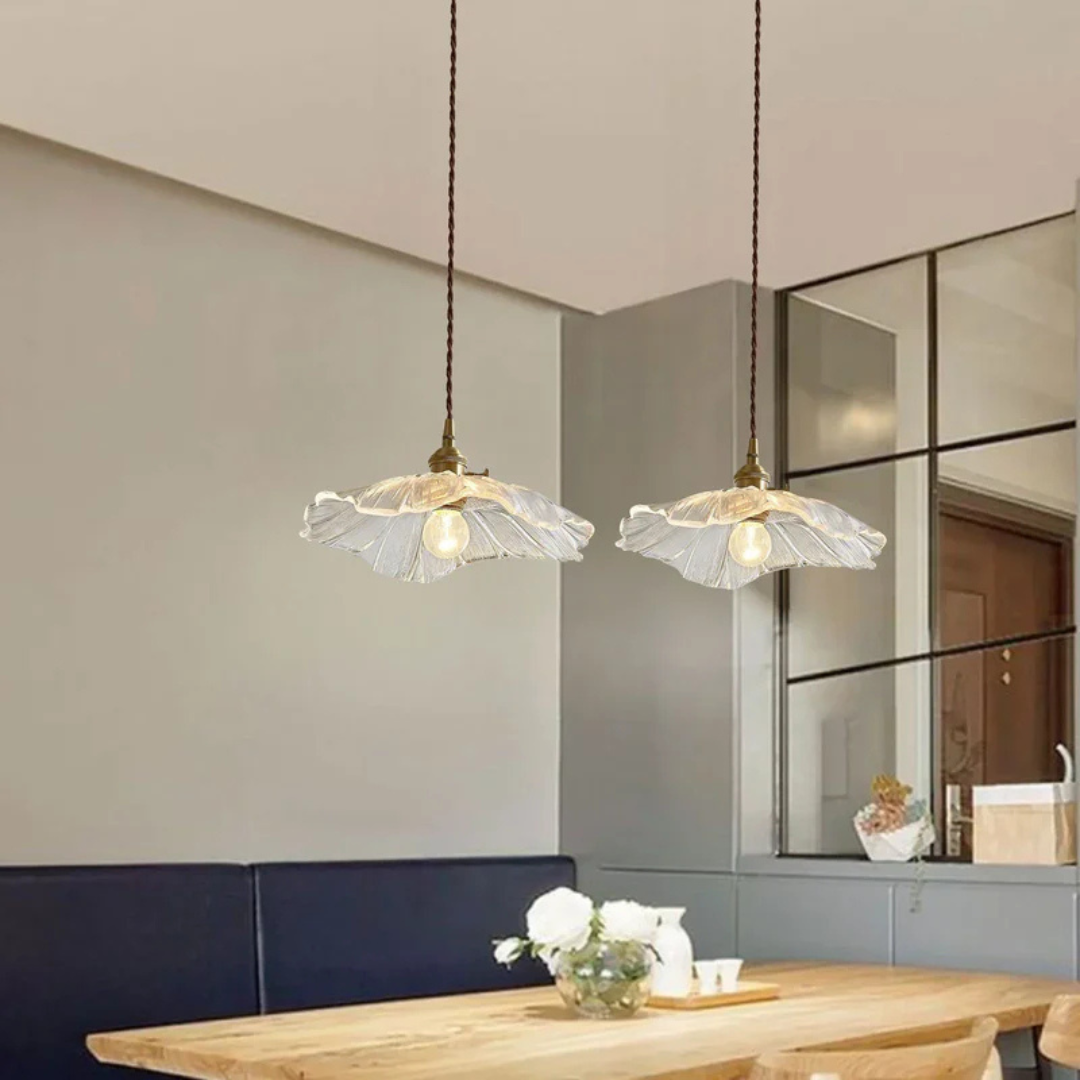 Hanglamp van glas met lotusvormig ontwerp