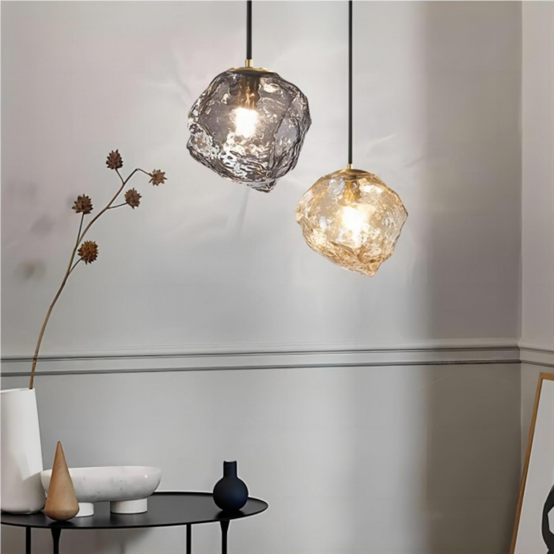 elegante glazen hanglamp boven een eettafel