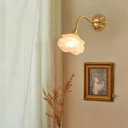 Elegant Vintage Koperen Bloemblad Glazen Wandlamp voor een Warmere Sfeer