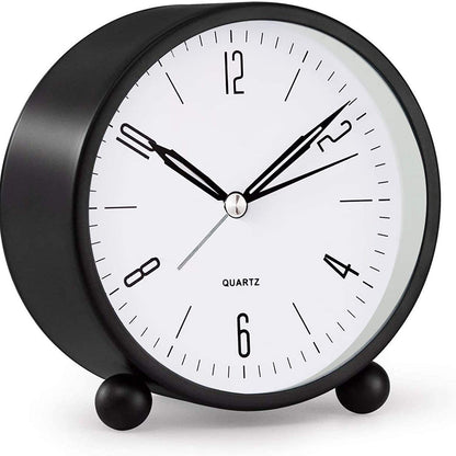 Analoge stille wekker als decoratief item in een moderne woonruimte