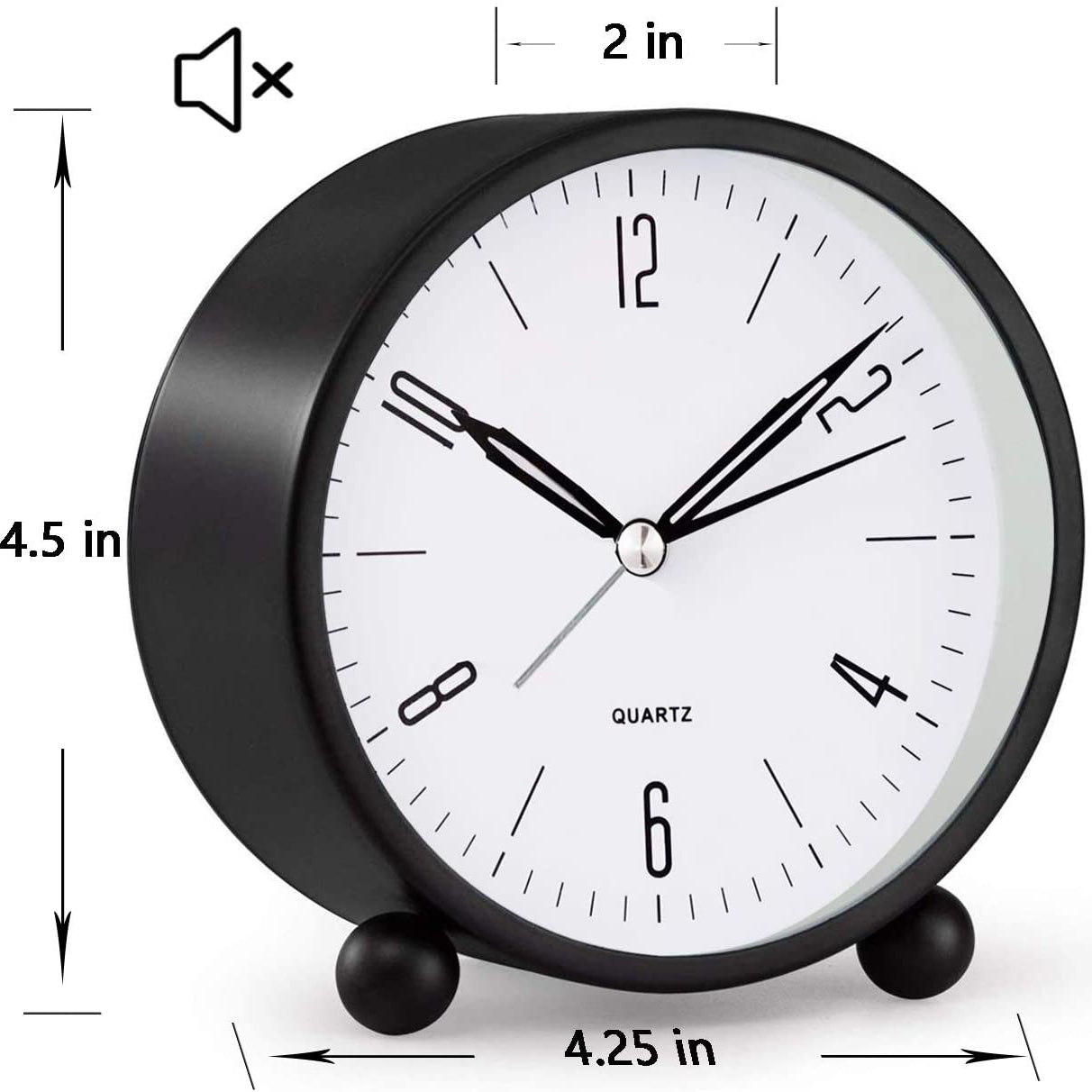 Compacte analoge wekker schuin van voren met duidelijk afleesbare cijfers