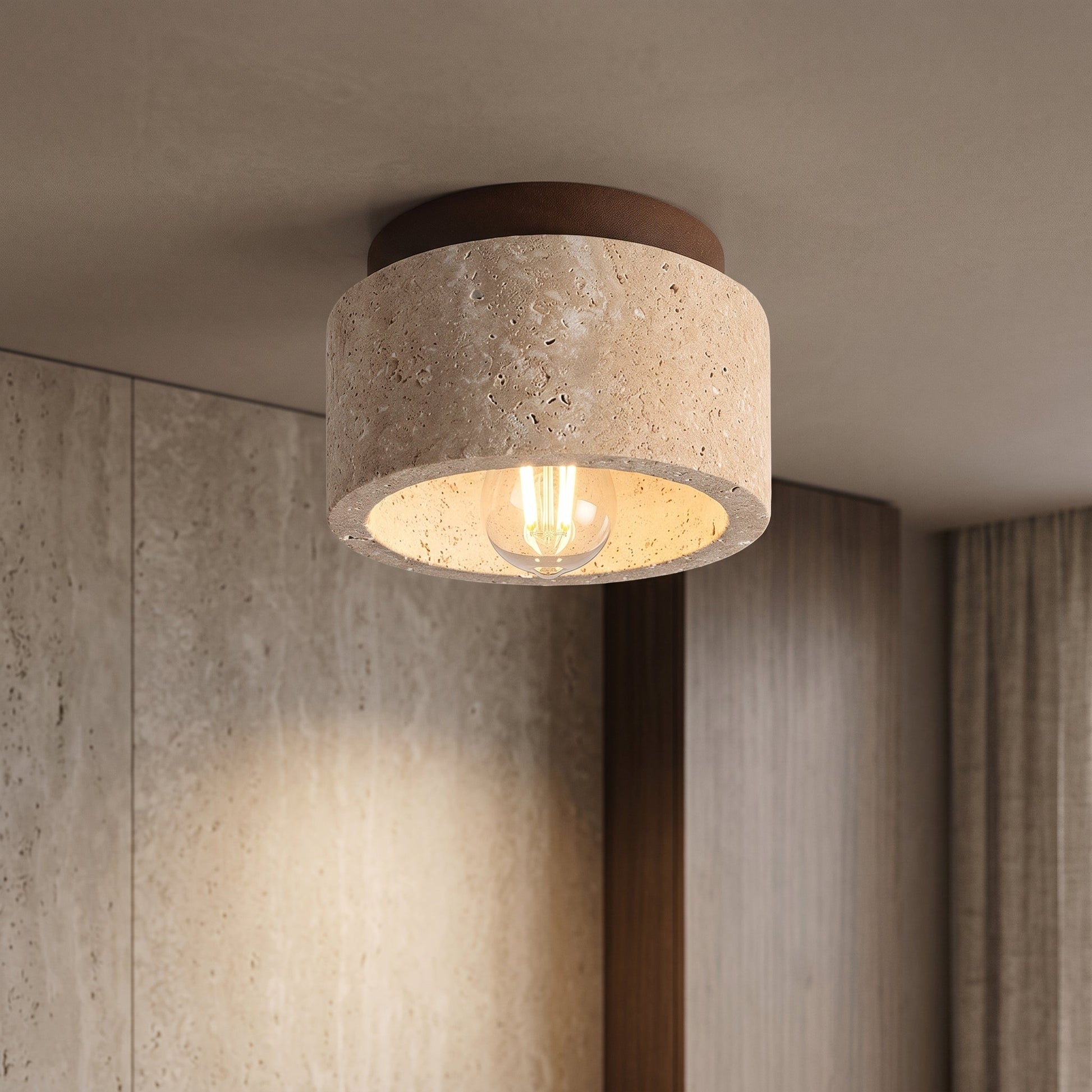 Plafondlamp van gips en hout gemonteerd tegen een wit plafond