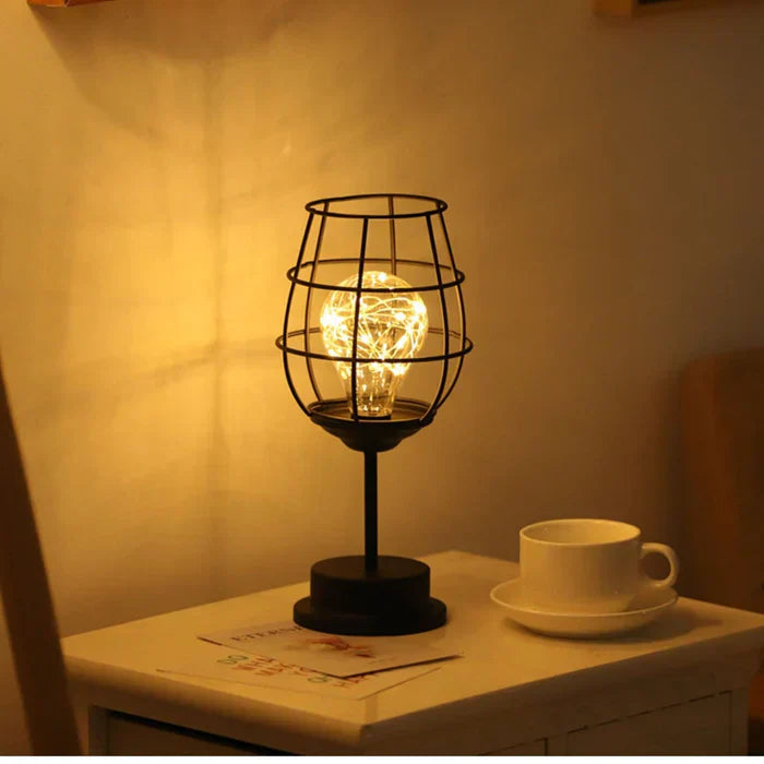 stijlvolle tafellamp van metaal als decoratieve verlichting op een nachtkastje