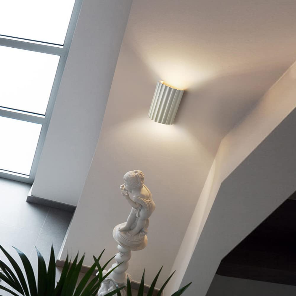 stijlvol halfrond wandlamp van hars voor een moderne woonkamer