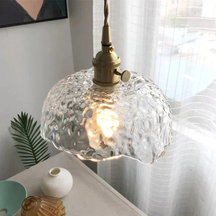 elegante messingen glazen hanglamp met een uniek ontwerp