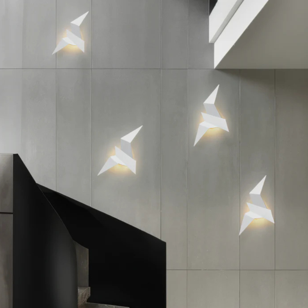 Origami wandverlichting gemonteerd aan de muur