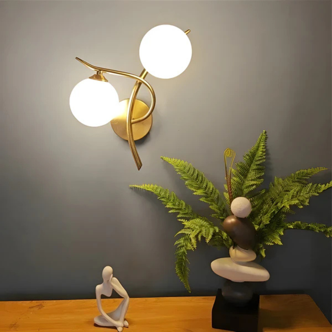 scandinavische wandlamp voor binnen aan een lichte muur