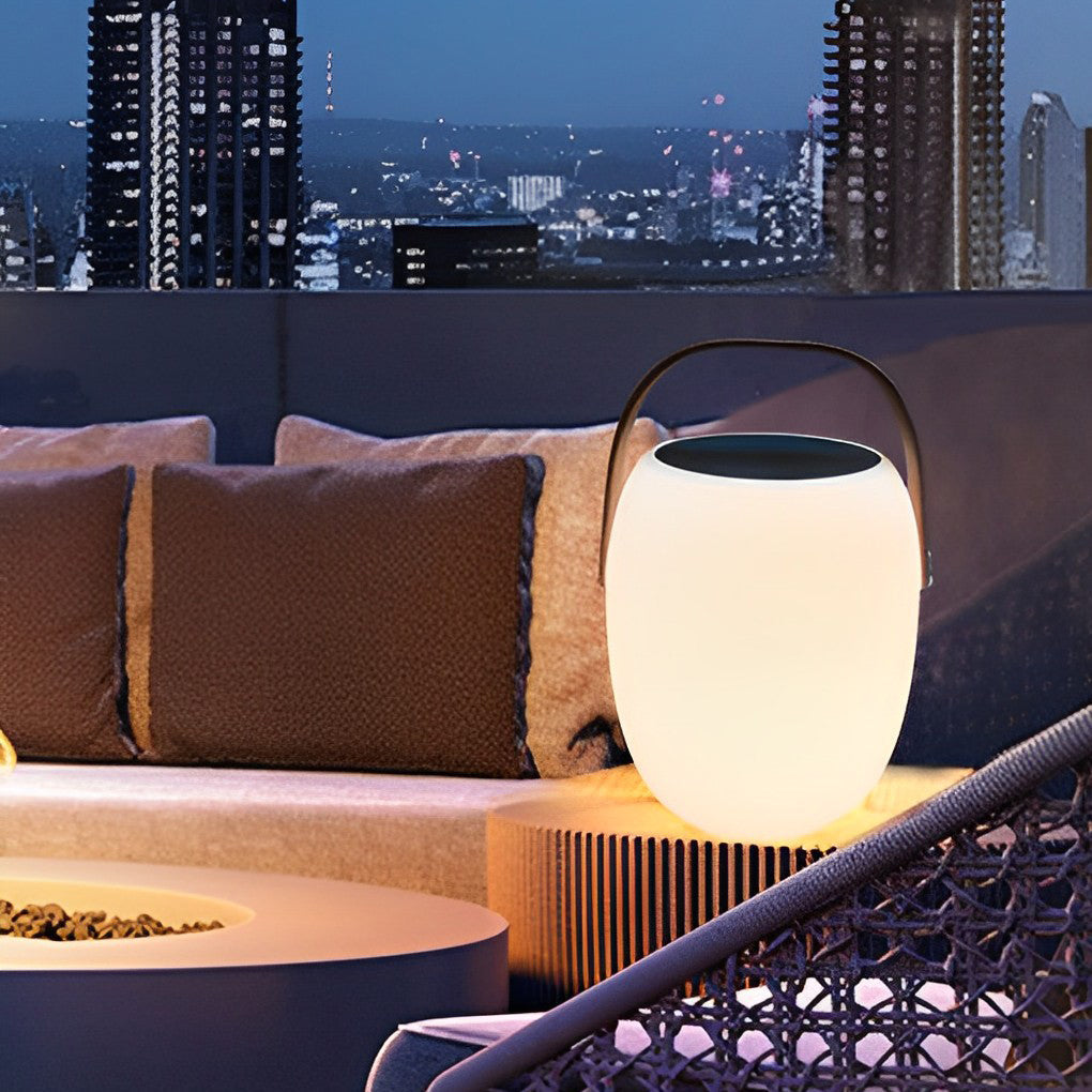 Solar tuinlamp geplaatst in de tuin als decoratieve sfeerverlichting
