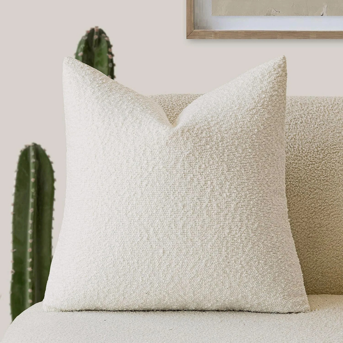bouclé kussenhoes van polyester gestyled op een fauteuil in warme woonsetting