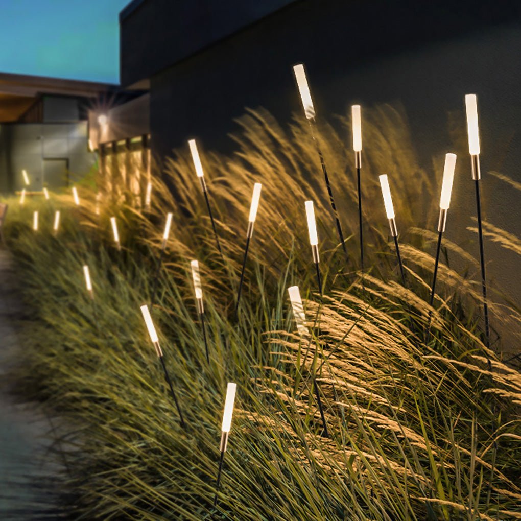 Slanke tuinlamp met rietlook kap en geïntegreerd ledlicht