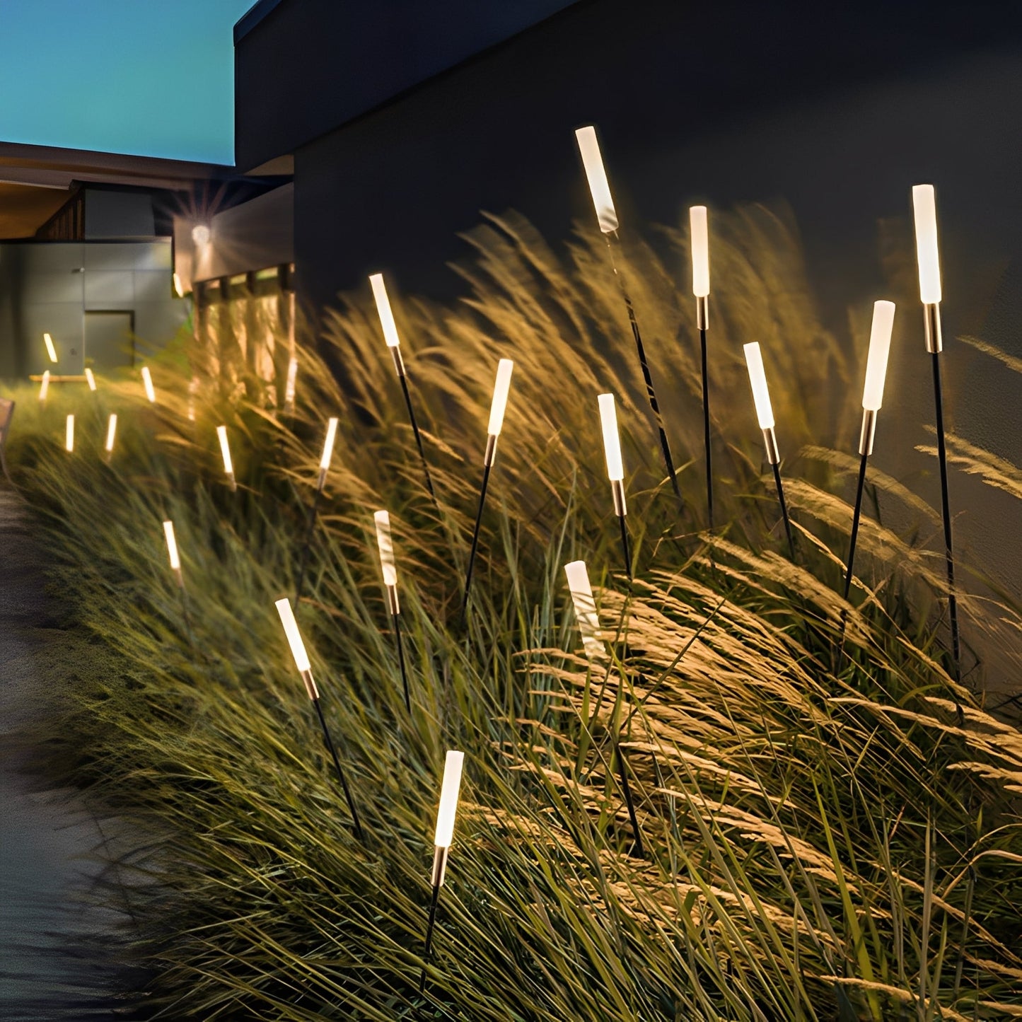 rietlook tuinlamp op zonne-energie langs een tuinpad