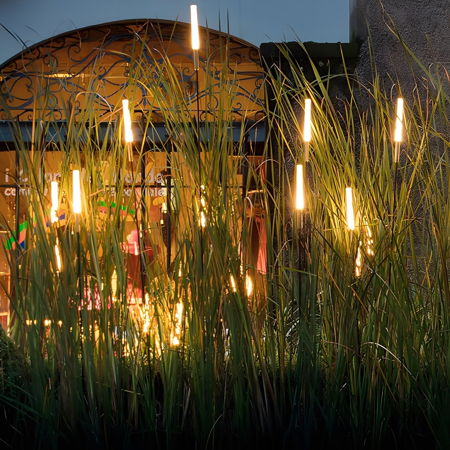 buitenlamp in schilfrietstijl met zonnepaneel voor de tuin