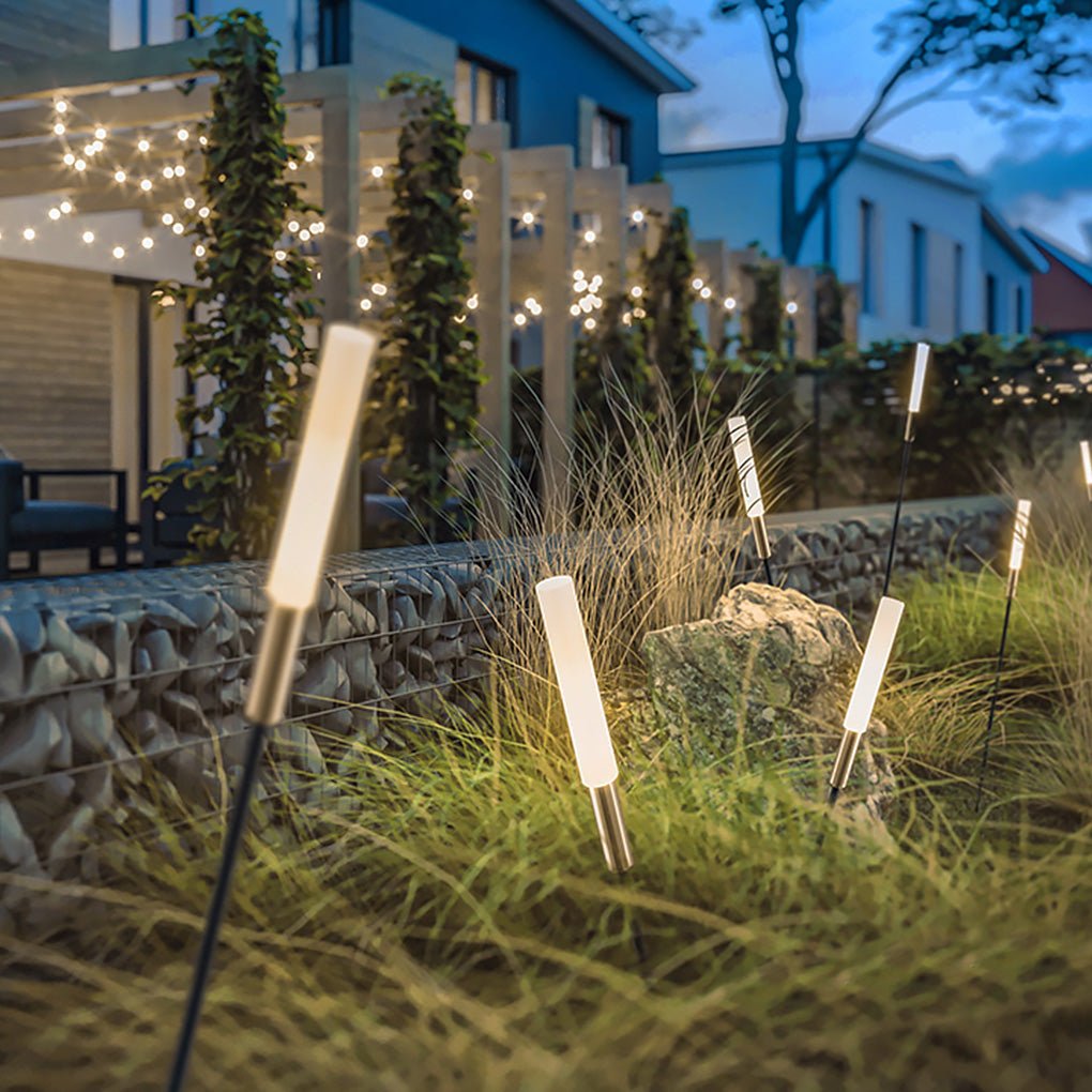 solar tuinlamp met rietlook en warm wit ledlicht in de tuin