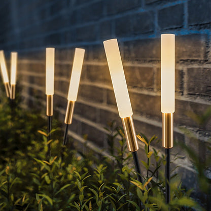 Rietlook solar tuinlamp staand tussen planten met sfeervol licht