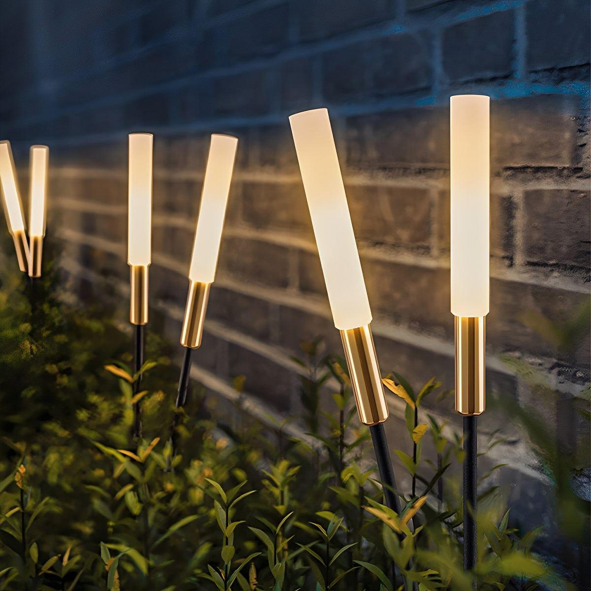 Zonnelamp op zonne-energie in rietlook voor tuinverlichting
