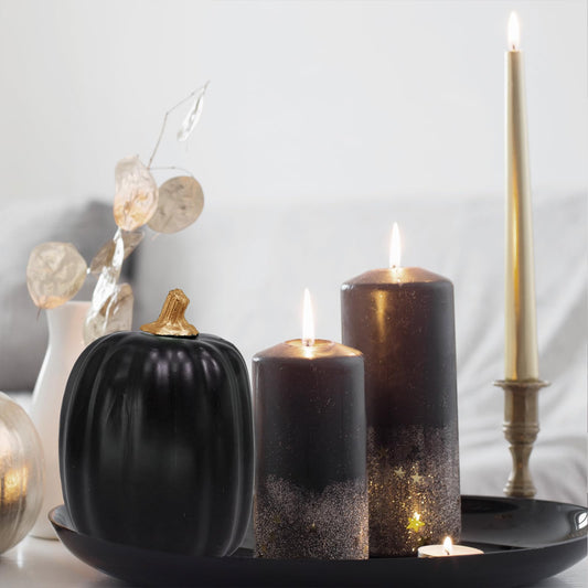 Decoratieve zwarte kunstpompoenen geschikt voor een herfsttafel