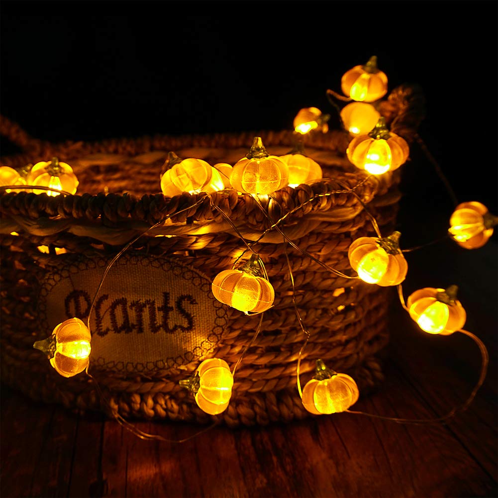 Close-up van de 3D-pompoenen aan de Halloween-slinger