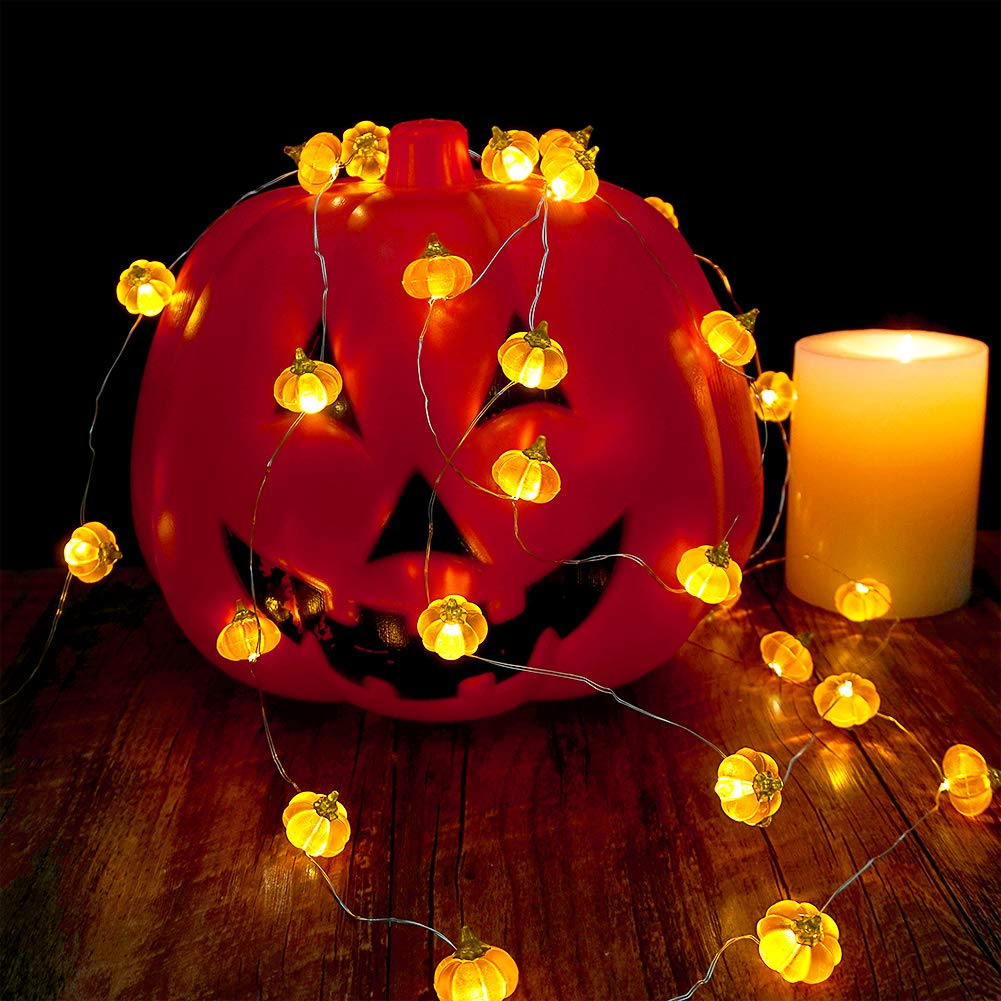 Detail van een pompoenlampje aan de Halloweenverlichting