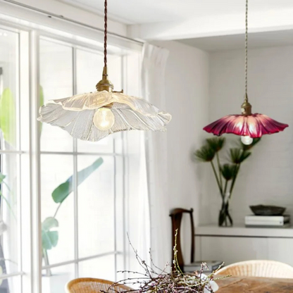 Detail van het lotusdesign op de glazen hanglamp