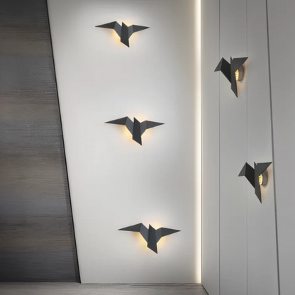 Decoratieve origami wandlamp in een modern interieur
