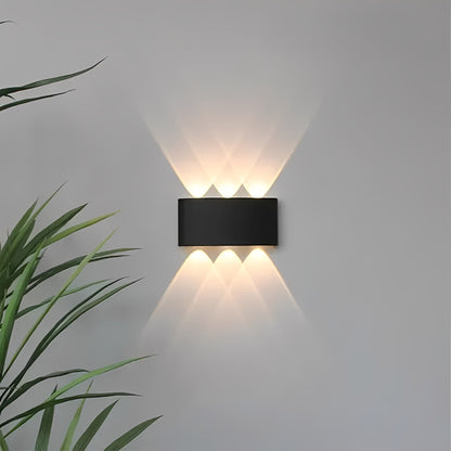 Moderne zwarte led wandlamp aan de muur in strak minimalistisch ontwerp