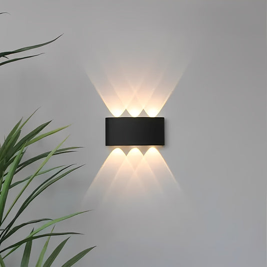 Moderne zwarte led wandlamp aan de muur in strak minimalistisch ontwerp