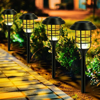 Moderne solaire tuinlamp met gestreepte behuizing in de tuin