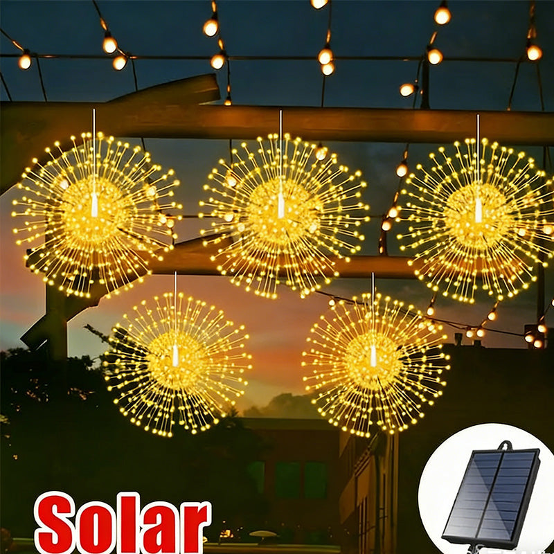 Solaire tuinverlichting met vuurwerkeffect in de tuin bij schemering