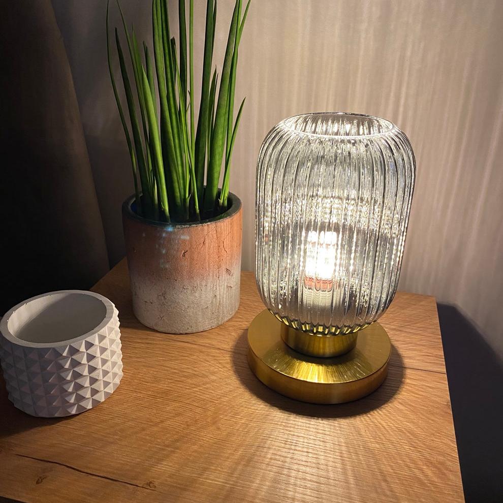 amberkleurige glazen tafellamp scandinavisch design