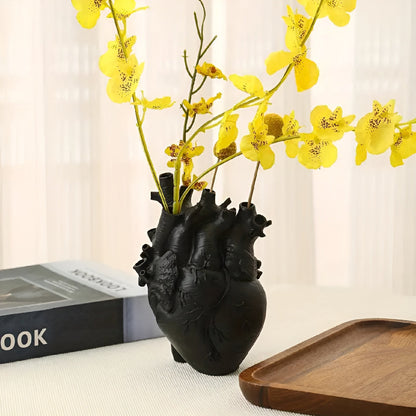 Decoratieve keramische vaas met hartenontwerp