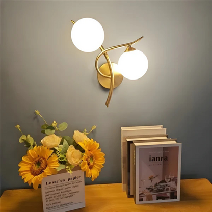 Moderne wandverlichting naast een bed in een slaapkamer