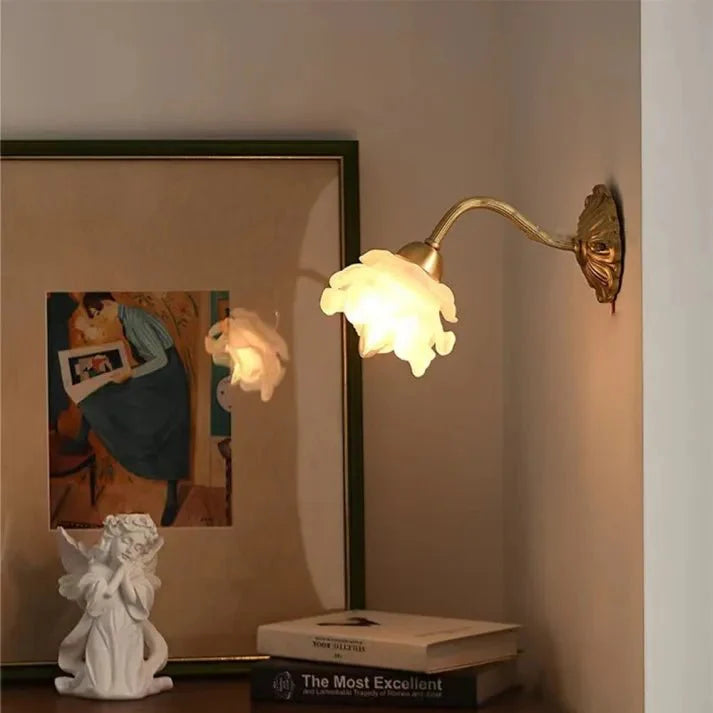 elegant vintage koperen bloemblad glazen wandlamp voor een warmere sfeer