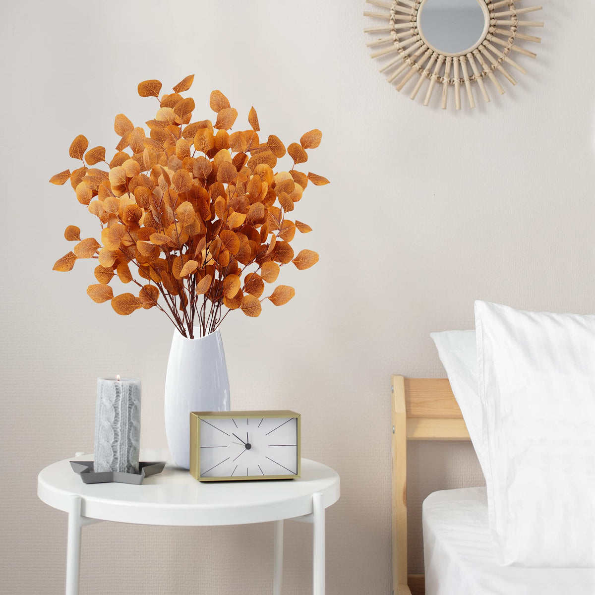 kunstmatige oranje eucalyptusbladeren voor tafeldecoratie in de herfst